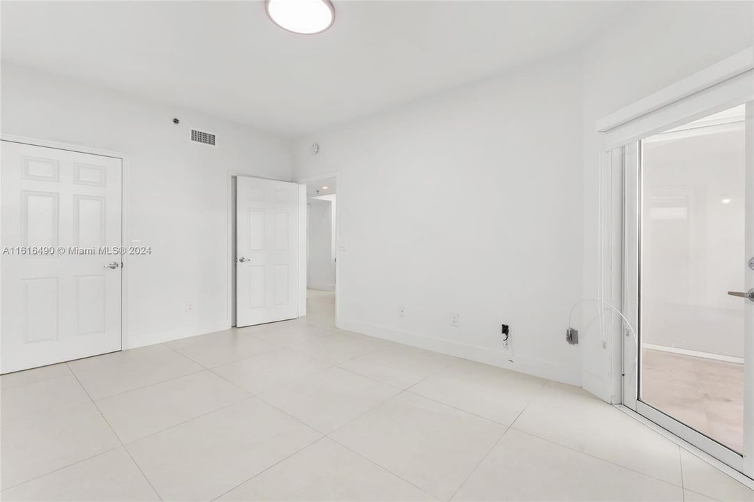 For Sale: $388,000 (1 beds, 1 baths, 845 Square Feet)