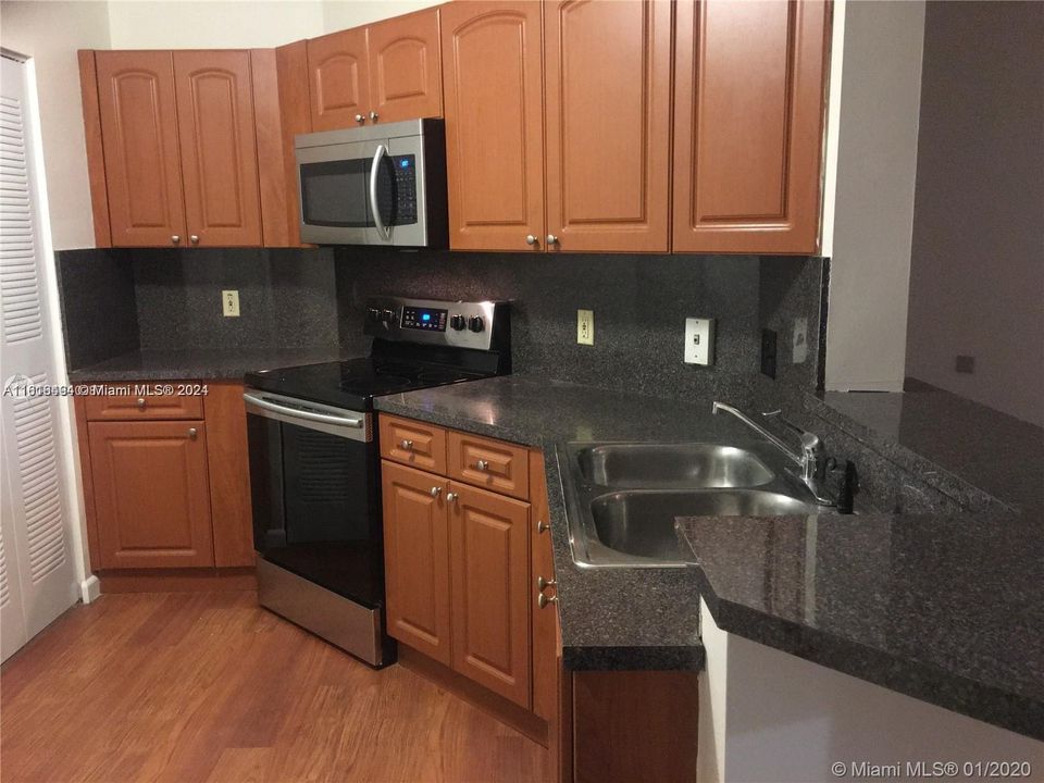 For Rent: $2,300 (2 beds, 2 baths, 950 Square Feet)