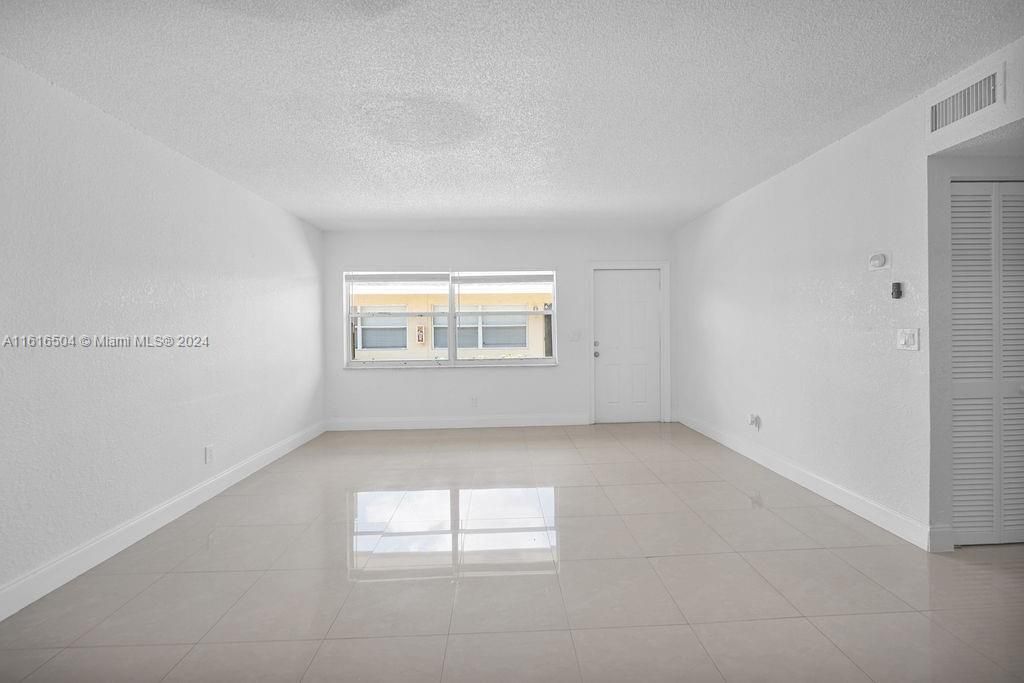 For Rent: $2,075 (2 beds, 2 baths, 827 Square Feet)