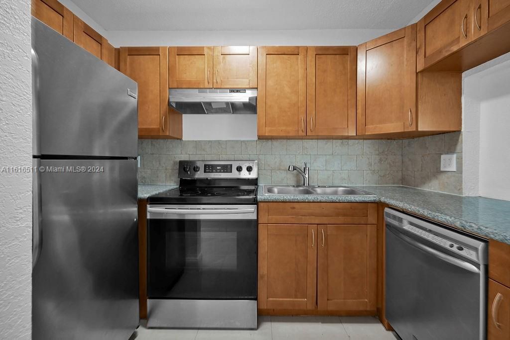 For Rent: $1,950 (2 beds, 1 baths, 900 Square Feet)