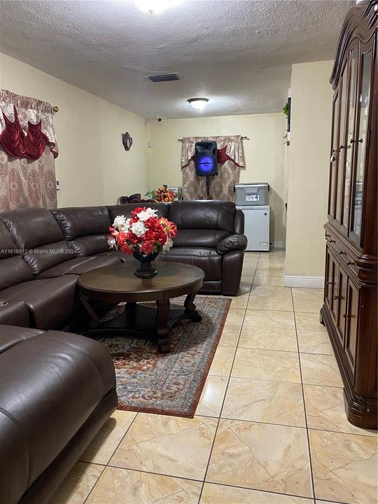 For Rent: $3,500 (3 beds, 2 baths, 1532 Square Feet)