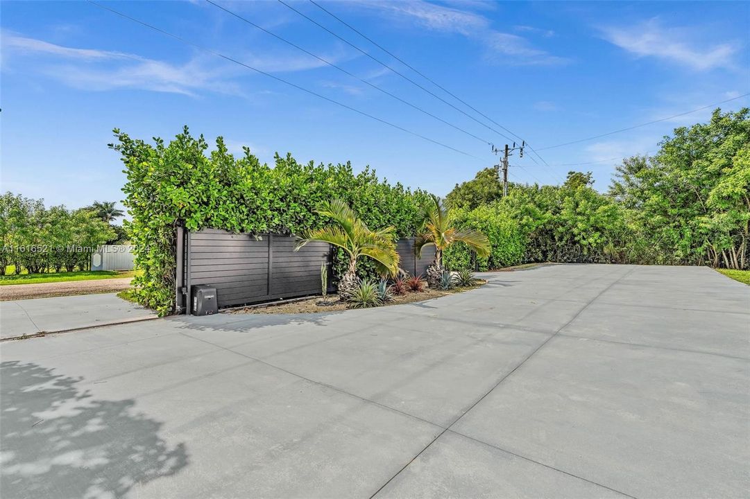 For Sale: $950,000 (3 beds, 2 baths, 1643 Square Feet)