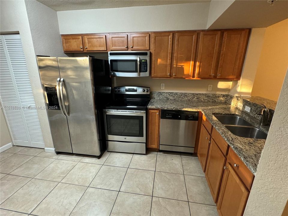 For Rent: $2,050 (2 beds, 2 baths, 817 Square Feet)