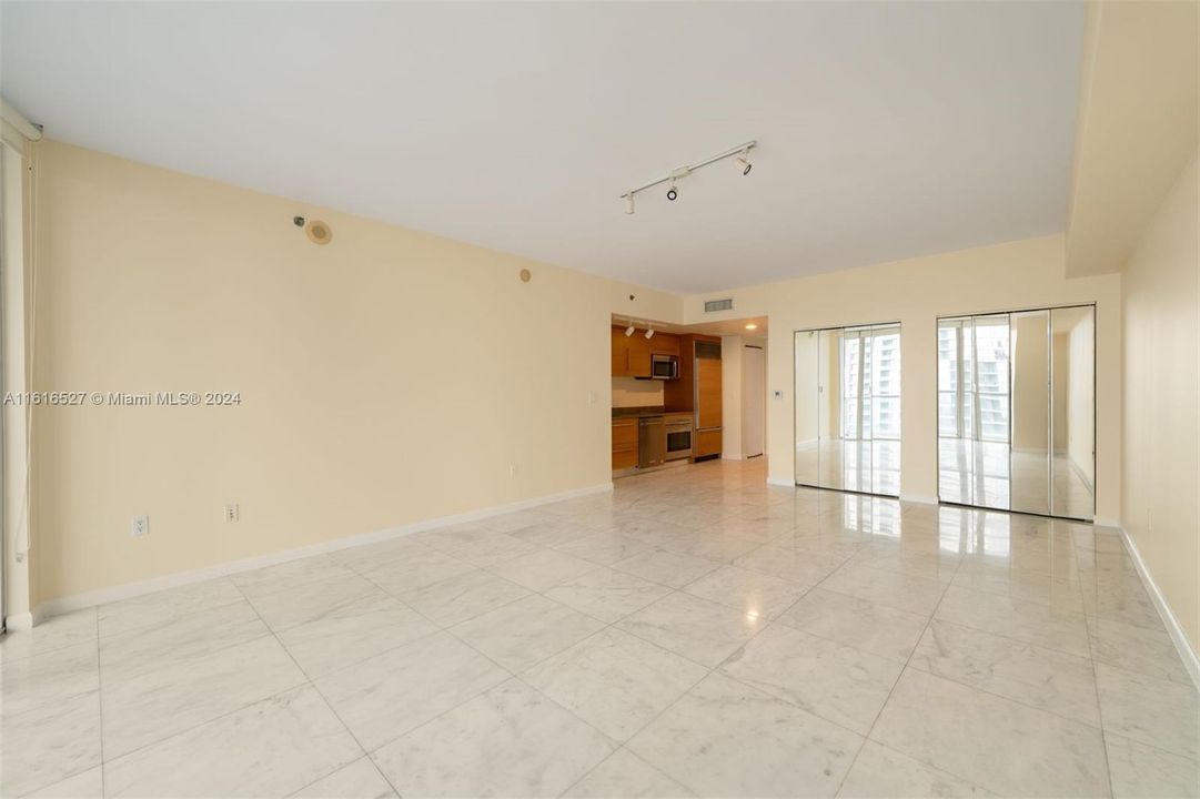 Active With Contract: $2,500 (0 beds, 1 baths, 546 Square Feet)