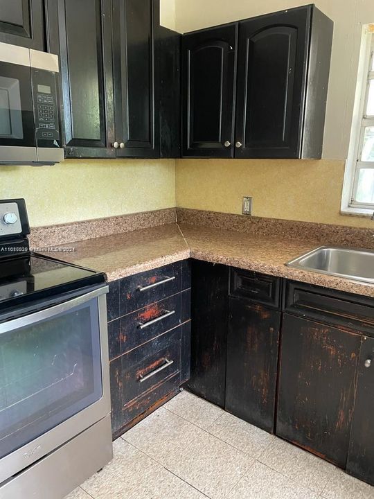 For Rent: $2,299 (3 beds, 2 baths, 1141 Square Feet)