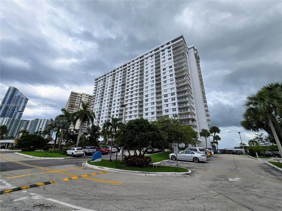 For Sale: $499,000 (2 beds, 2 baths, 1295 Square Feet)