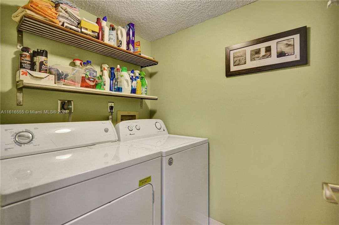 For Sale: $258,000 (2 beds, 1 baths, 900 Square Feet)