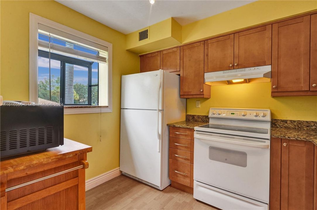 For Sale: $258,000 (2 beds, 1 baths, 900 Square Feet)