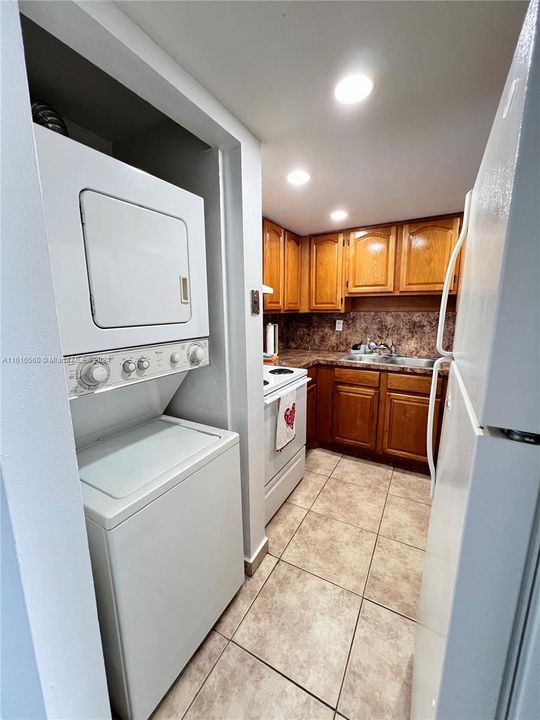 For Sale: $208,000 (1 beds, 1 baths, 760 Square Feet)