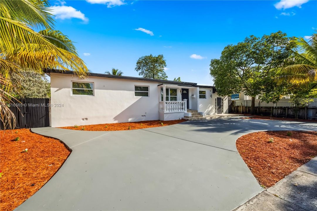 For Sale: $610,000 (5 beds, 3 baths, 1747 Square Feet)