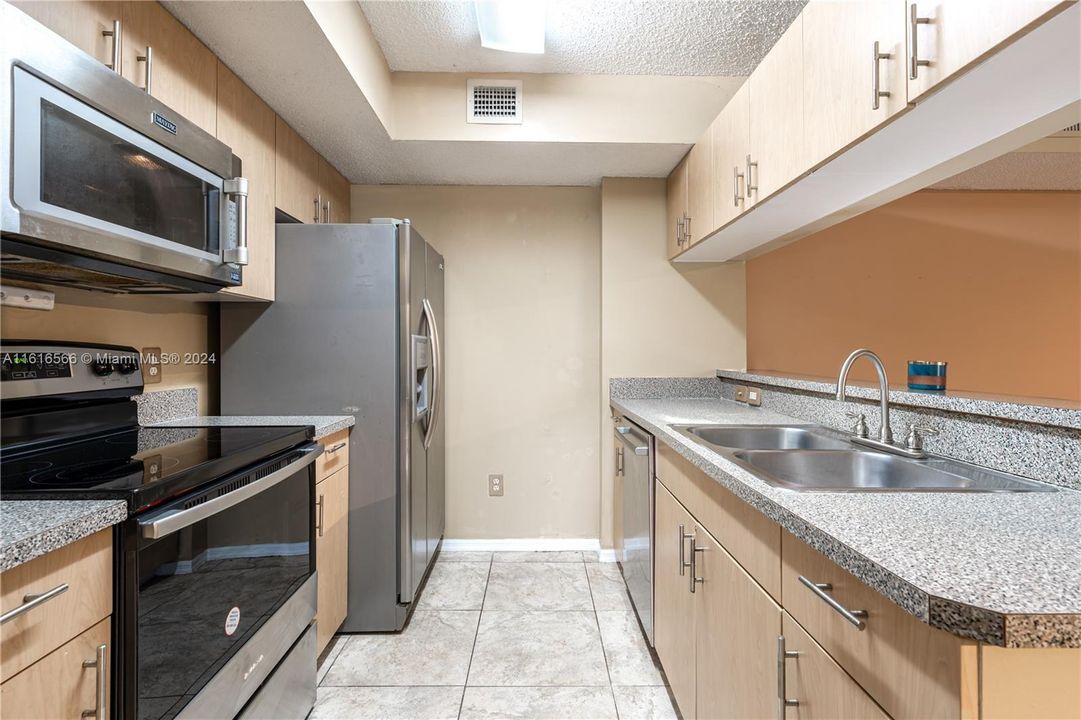 For Sale: $330,000 (3 beds, 2 baths, 1084 Square Feet)