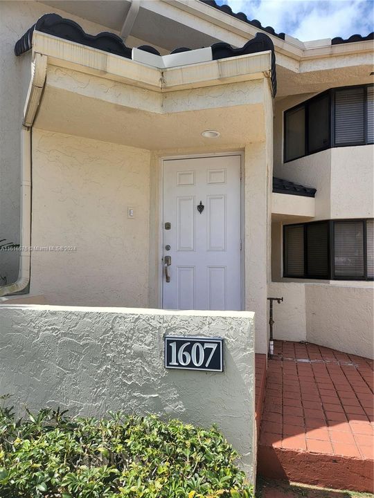 For Rent: $2,800 (2 beds, 2 baths, 1034 Square Feet)