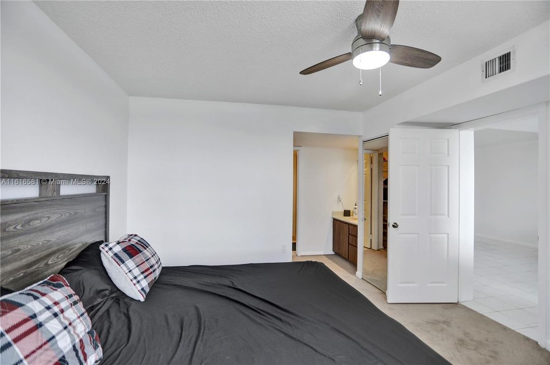 For Rent: $2,600 (2 beds, 2 baths, 1385 Square Feet)