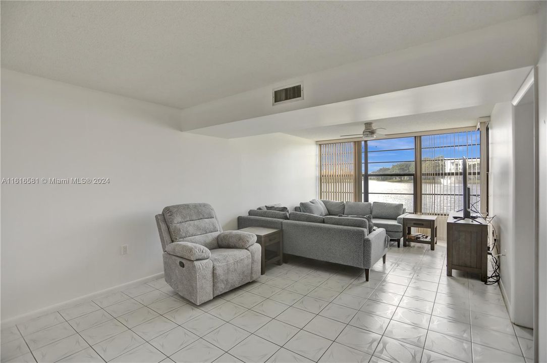 For Rent: $2,600 (2 beds, 2 baths, 1385 Square Feet)