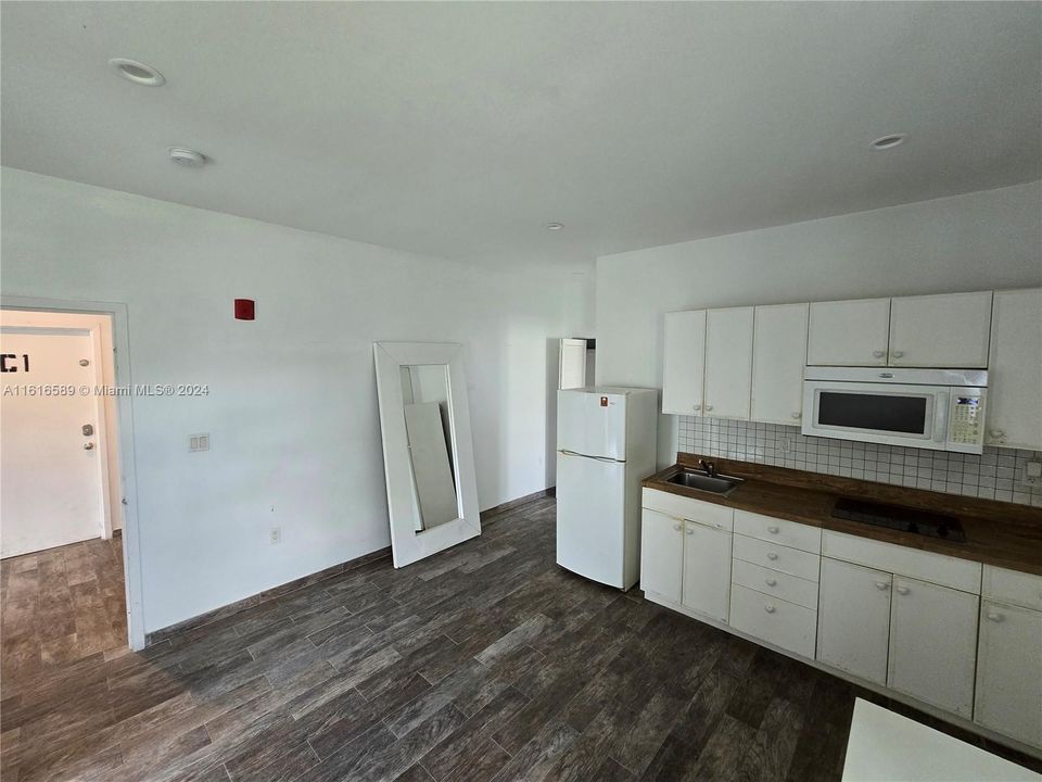 For Rent: $1,950 (1 beds, 1 baths, 8219 Square Feet)