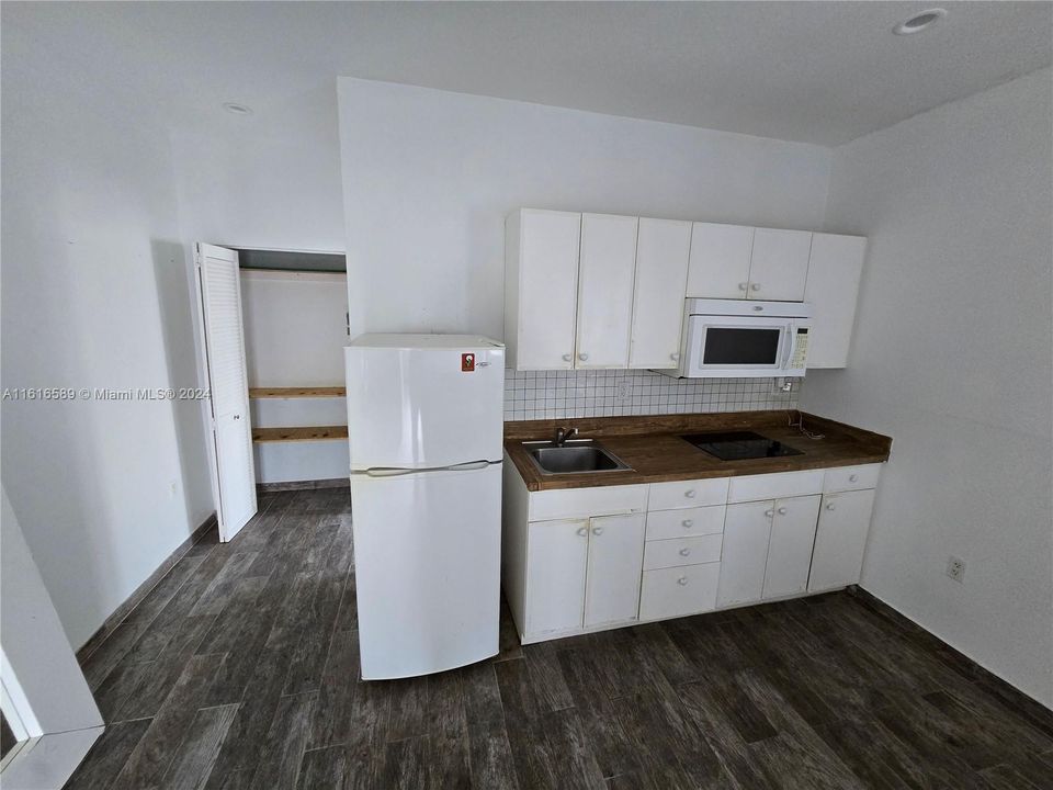 For Rent: $1,950 (1 beds, 1 baths, 8219 Square Feet)