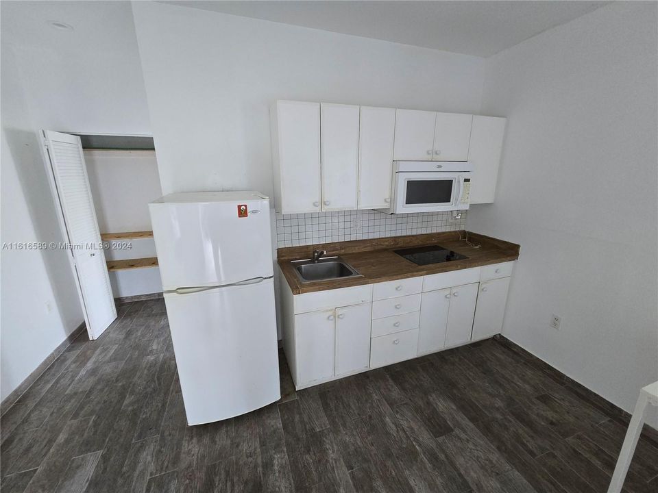 For Rent: $1,950 (1 beds, 1 baths, 8219 Square Feet)