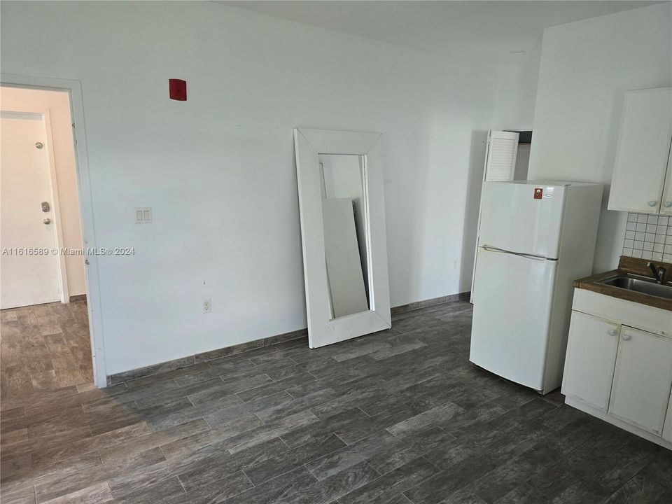 For Rent: $1,950 (1 beds, 1 baths, 8219 Square Feet)