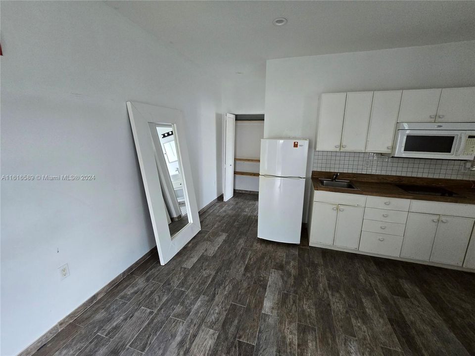 For Rent: $1,950 (1 beds, 1 baths, 8219 Square Feet)