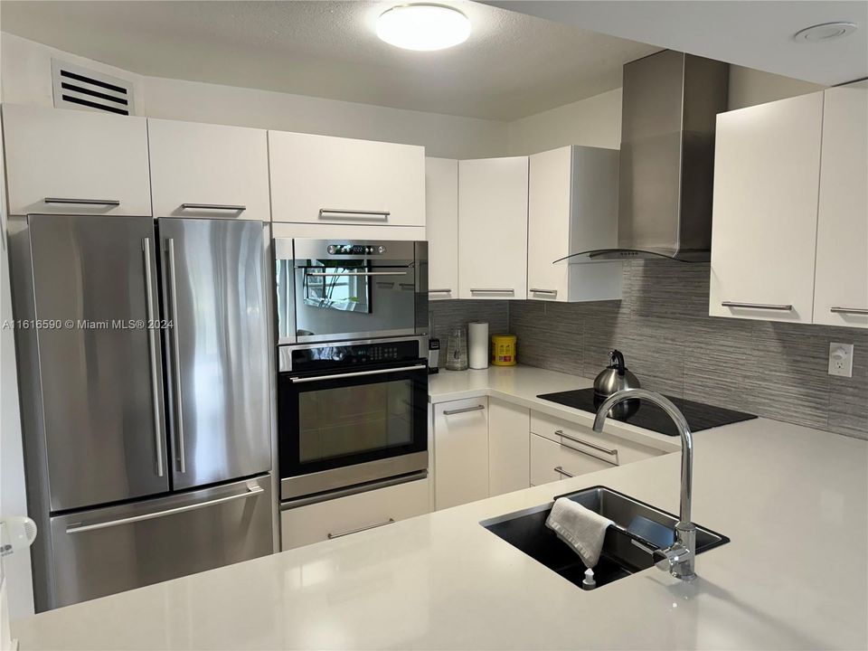 For Sale: $375,000 (2 beds, 2 baths, 989 Square Feet)