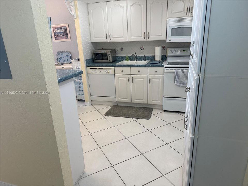 For Rent: $3,000 (1 beds, 2 baths, 857 Square Feet)