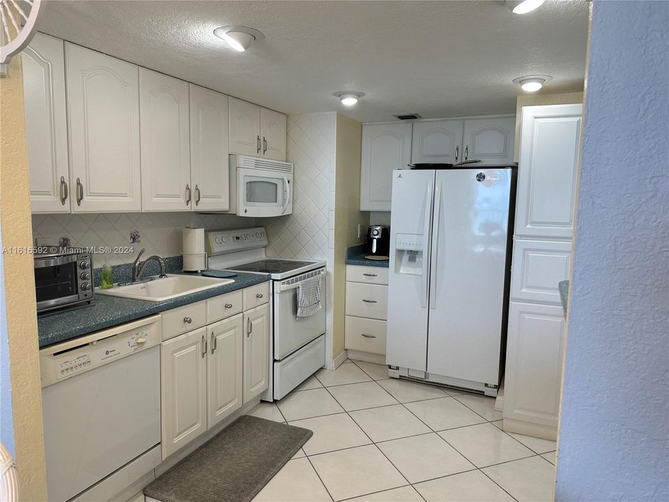 For Rent: $3,000 (1 beds, 2 baths, 857 Square Feet)