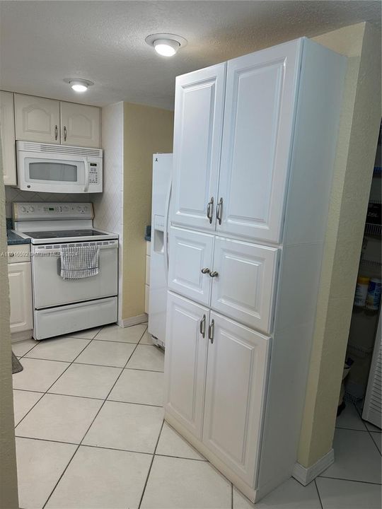 For Rent: $3,000 (1 beds, 2 baths, 857 Square Feet)