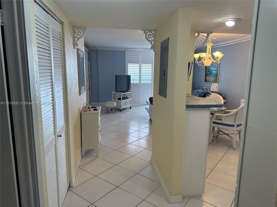 For Rent: $3,000 (1 beds, 2 baths, 857 Square Feet)