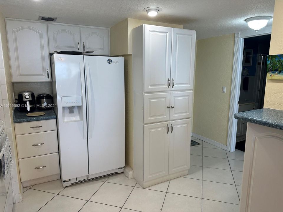 For Rent: $3,000 (1 beds, 2 baths, 857 Square Feet)