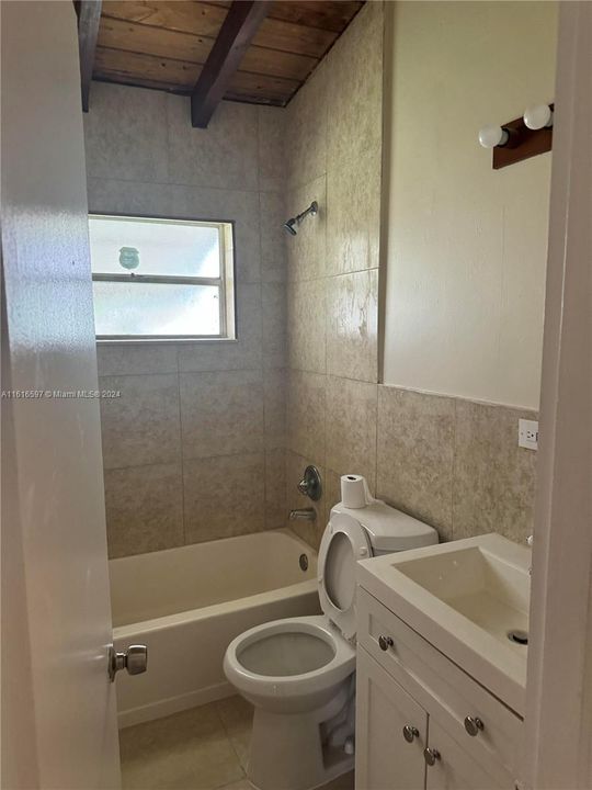 For Rent: $2,850 (3 beds, 1 baths, 888 Square Feet)