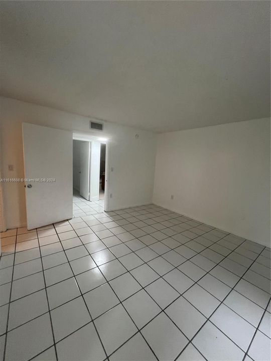 For Rent: $2,300 (2 beds, 2 baths, 965 Square Feet)