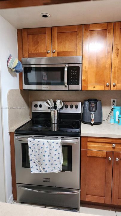 For Rent: $2,300 (2 beds, 2 baths, 827 Square Feet)