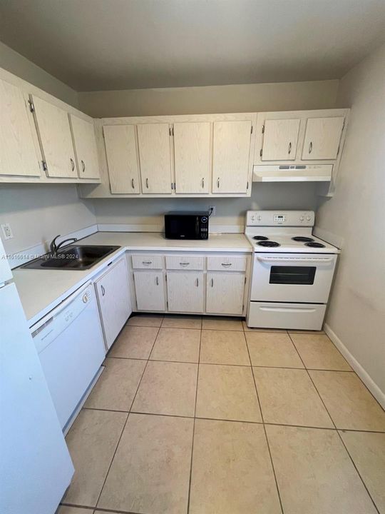 For Sale: $275,000 (1 beds, 1 baths, 712 Square Feet)