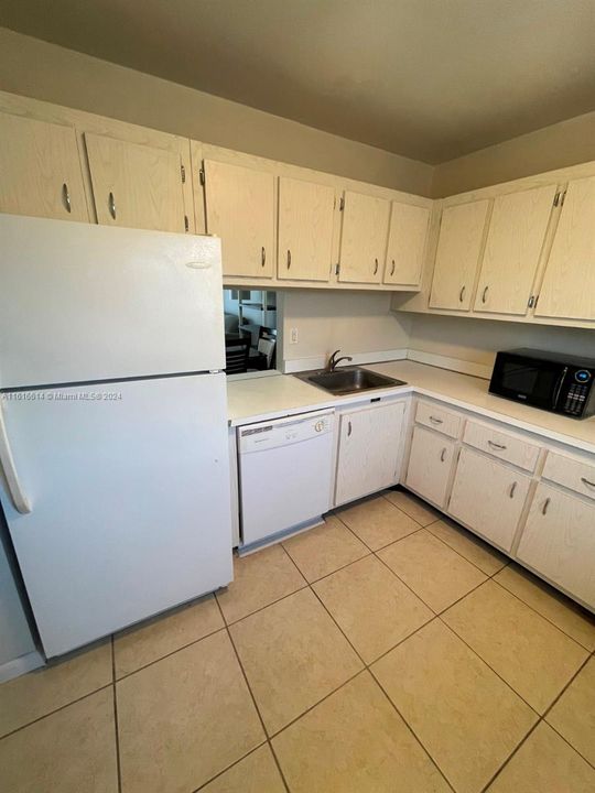 For Sale: $275,000 (1 beds, 1 baths, 712 Square Feet)