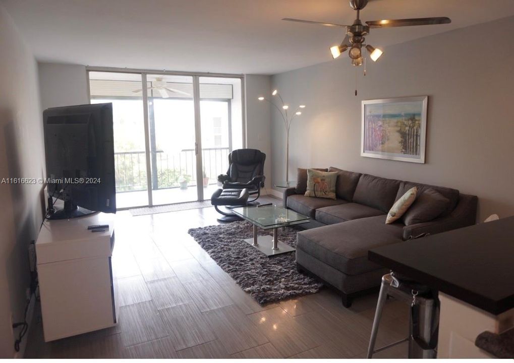 For Sale: $450,000 (2 beds, 2 baths, 1035 Square Feet)