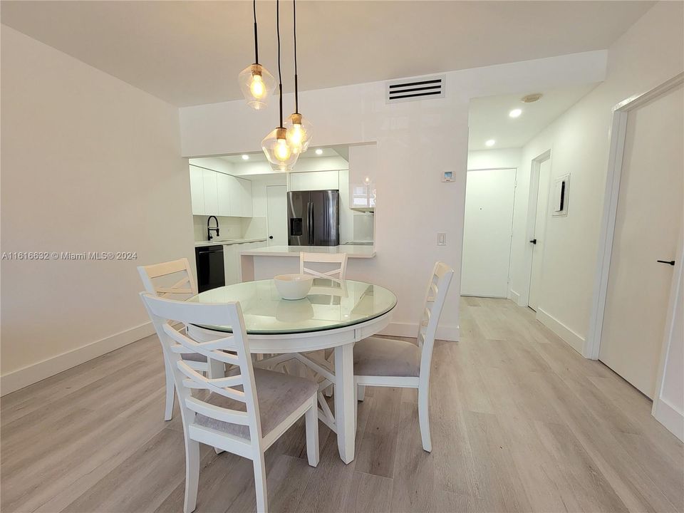 For Sale: $475,000 (1 beds, 1 baths, 790 Square Feet)