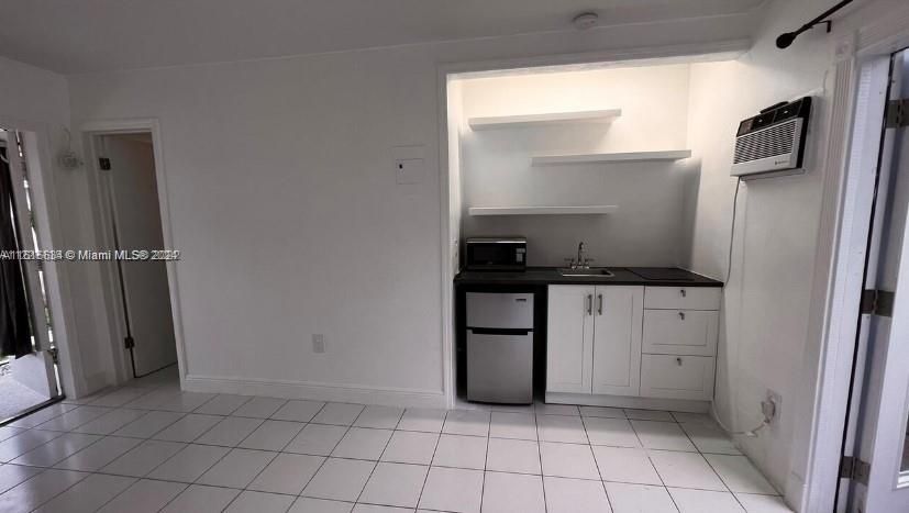 For Rent: $1,350 (0 beds, 1 baths, 1886 Square Feet)