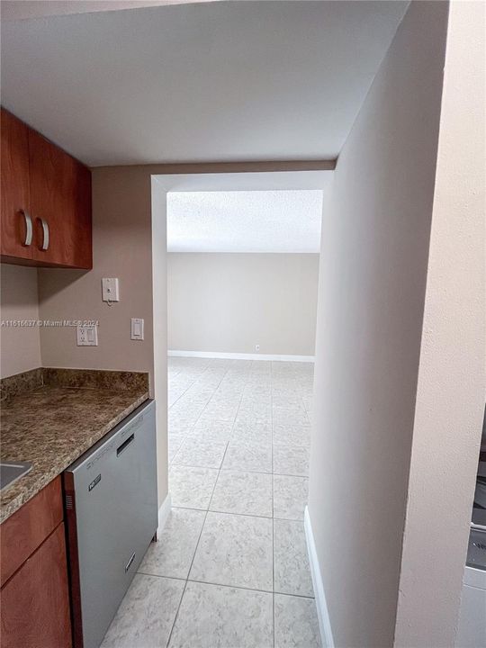 For Rent: $2,400 (2 beds, 1 baths, 978 Square Feet)