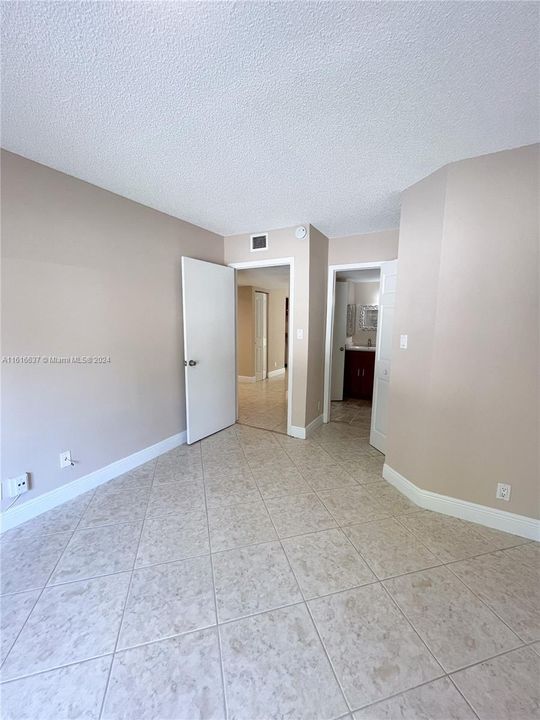 For Rent: $2,400 (2 beds, 1 baths, 978 Square Feet)