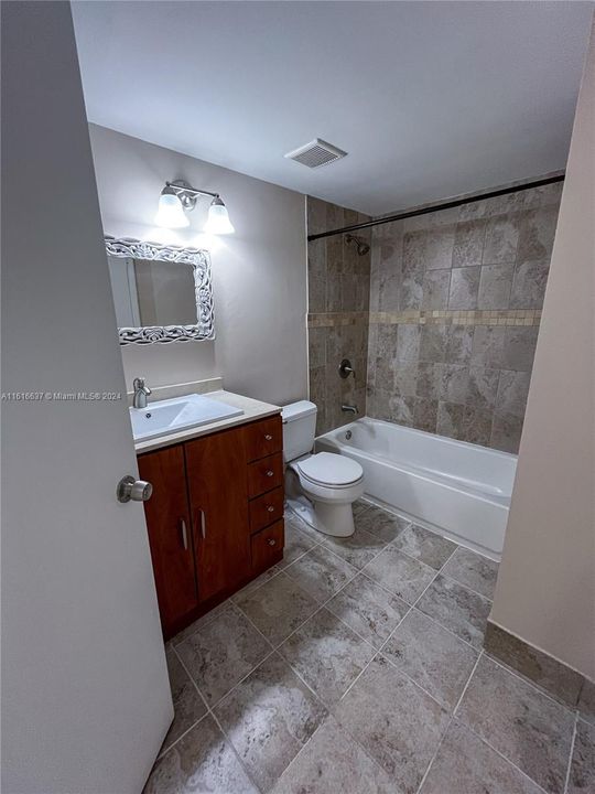 For Rent: $2,400 (2 beds, 1 baths, 978 Square Feet)