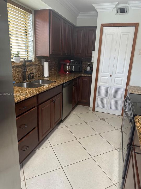 For Rent: $2,600 (2 beds, 2 baths, 1090 Square Feet)