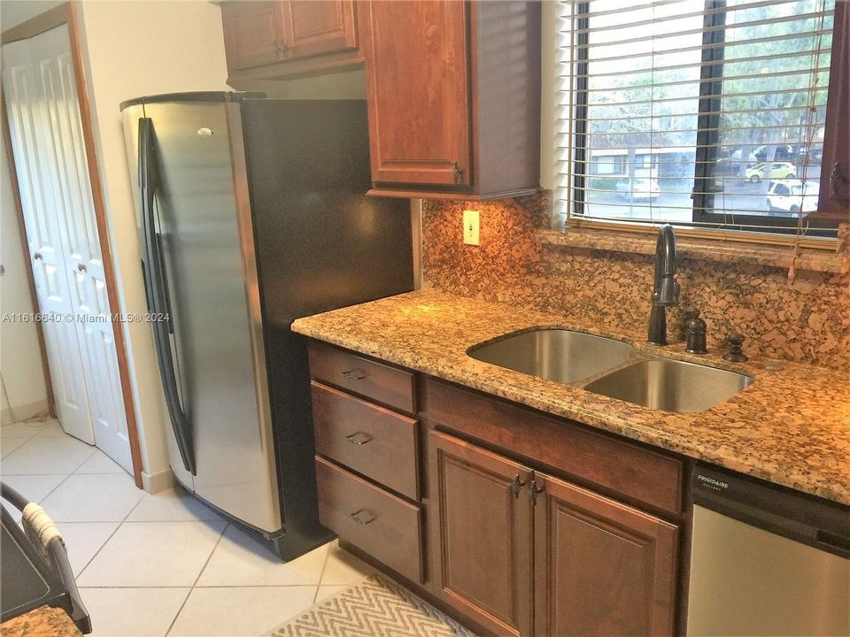 For Rent: $2,600 (2 beds, 2 baths, 1090 Square Feet)