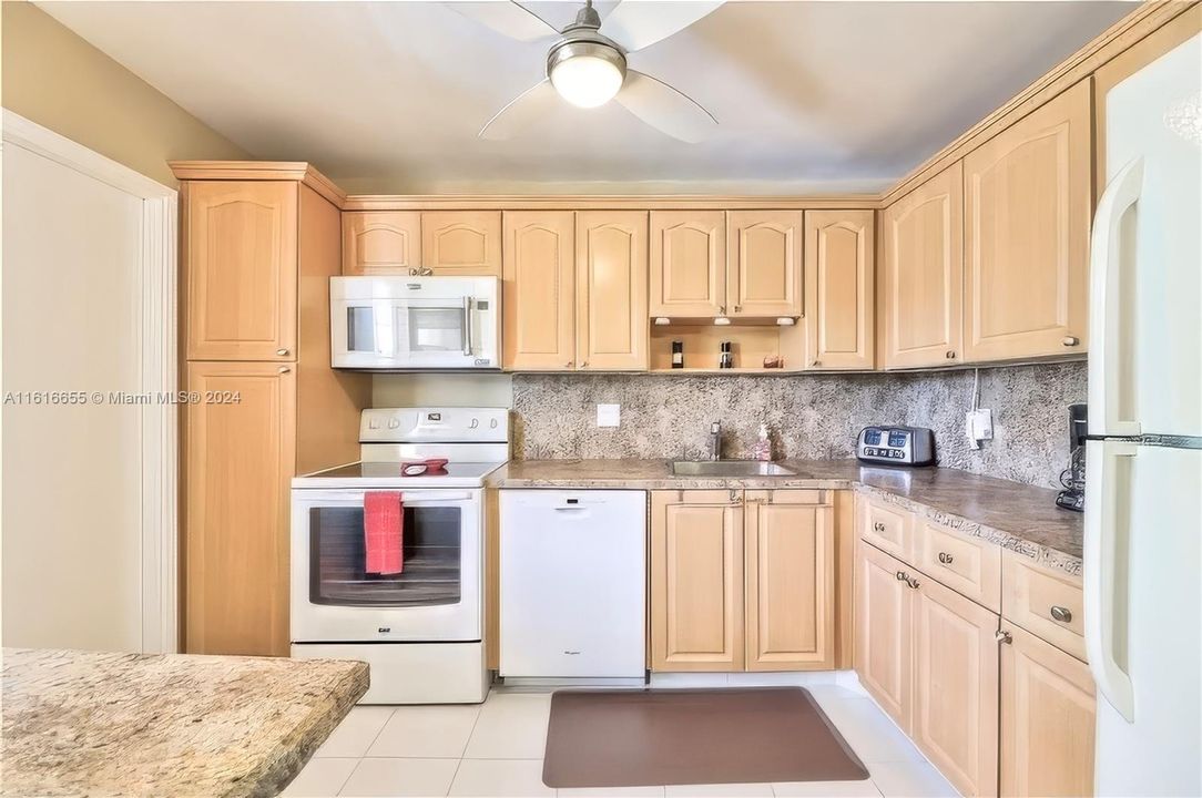 For Sale: $189,900 (1 beds, 1 baths, 900 Square Feet)