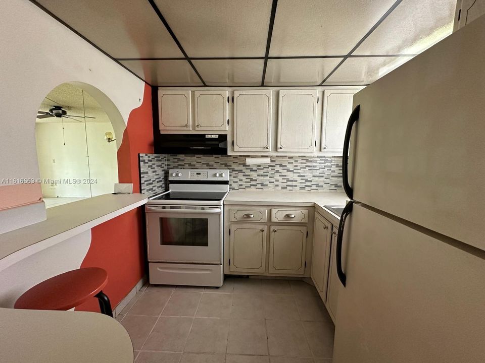 For Sale: $120,000 (1 beds, 1 baths, 640 Square Feet)