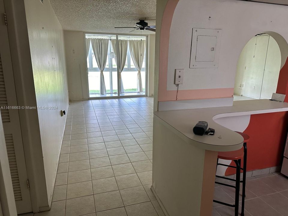 For Sale: $120,000 (1 beds, 1 baths, 640 Square Feet)