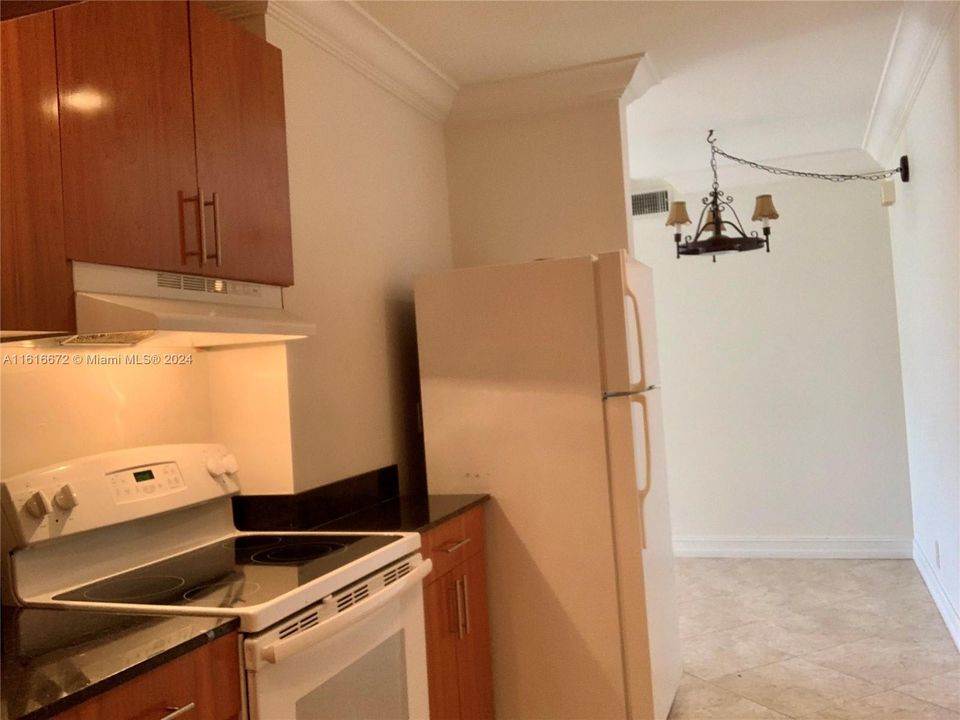 For Rent: $1,950 (1 beds, 1 baths, 685 Square Feet)