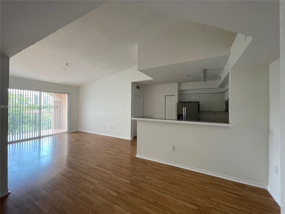 For Rent: $2,750 (2 beds, 2 baths, 989 Square Feet)