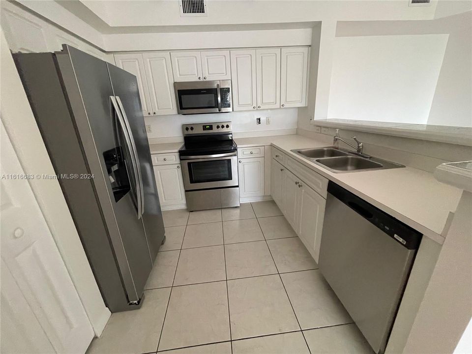 For Rent: $2,750 (2 beds, 2 baths, 989 Square Feet)