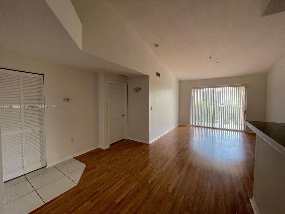 For Rent: $2,750 (2 beds, 2 baths, 989 Square Feet)