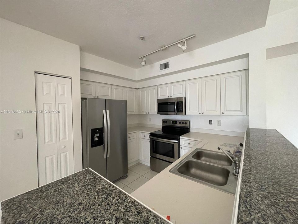 For Rent: $2,750 (2 beds, 2 baths, 989 Square Feet)